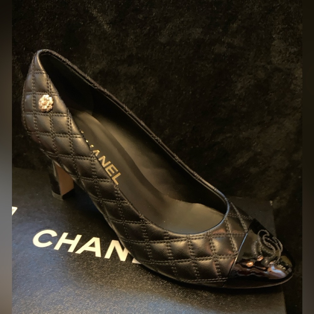 CHANEL Quilted Lambskin Leather Logo Pumps Size 37.5 (US 7.5)